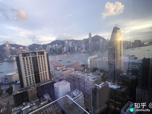 從九龍半島遠眺香港