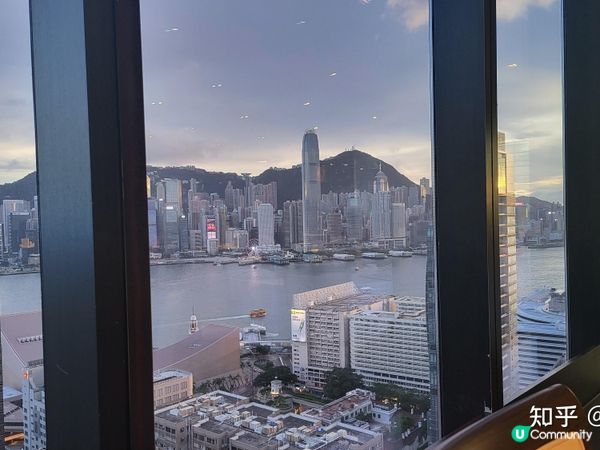 從九龍半島遠眺香港