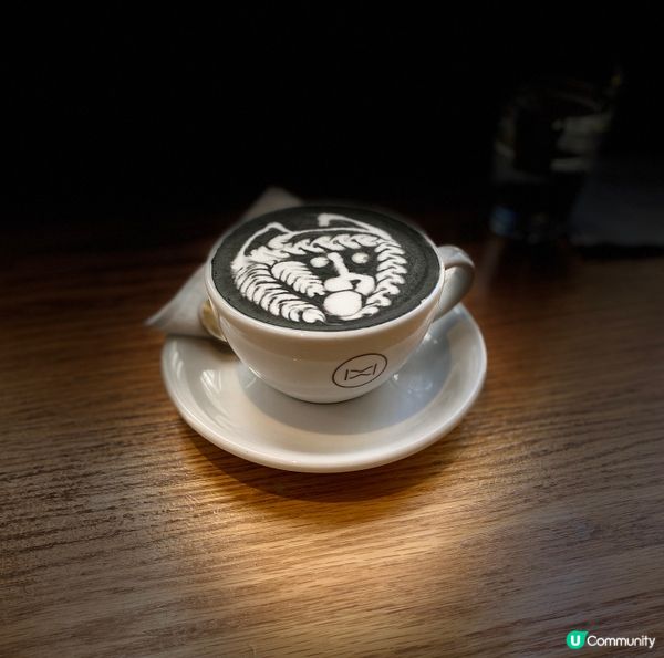 Pause it 竹炭鮮奶咖啡，味道不錯拉花漂亮