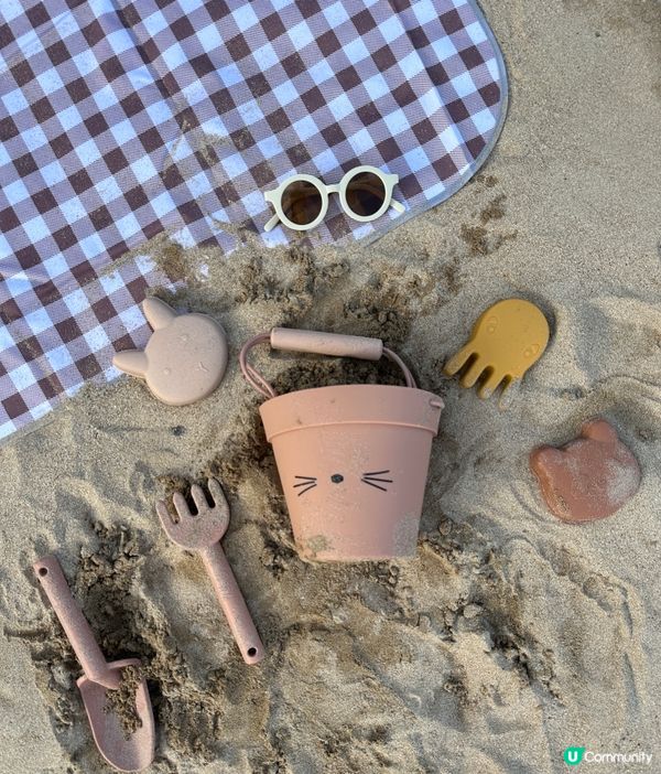 夏天一定要帶小朋友去沙灘?? 清水灣一灘人比較少， 水清沙幼...