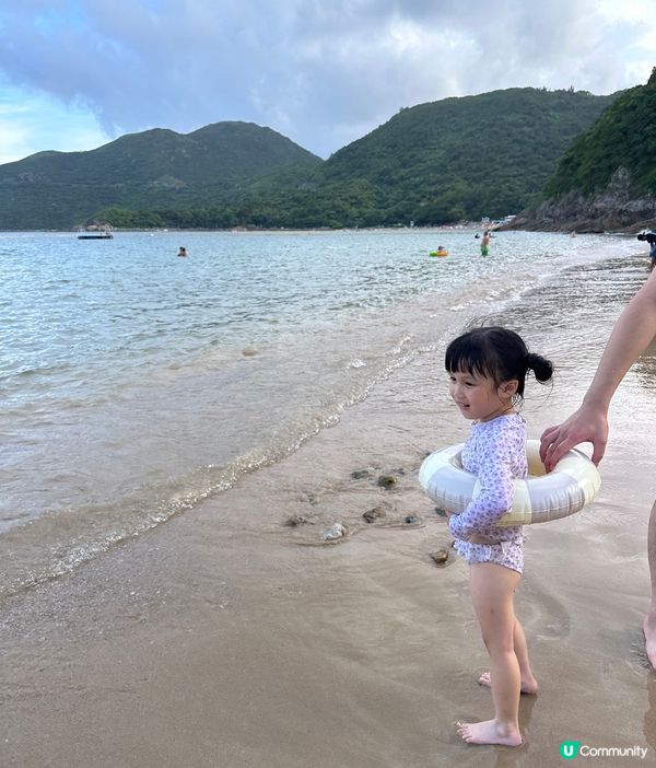 夏天一定要帶小朋友去沙灘?? 清水灣一灘人比較少， 水清沙幼...