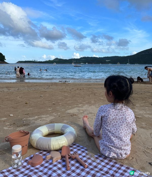 夏天一定要帶小朋友去沙灘?? 清水灣一灘人比較少， 水清沙幼...