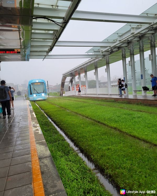 🙂 雨下乘搭笑瞇瞇輕軌 🙂