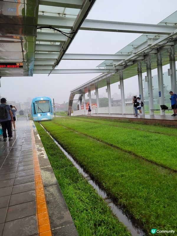 🙂 雨下乘搭笑瞇瞇輕軌 🙂