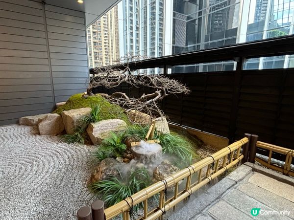 呢個係一間素食餐廳嘅門口打卡位置,充滿日式田園風好多人喺度影...