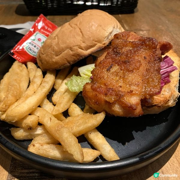 煎雞扒漢堡包配炸薯條
