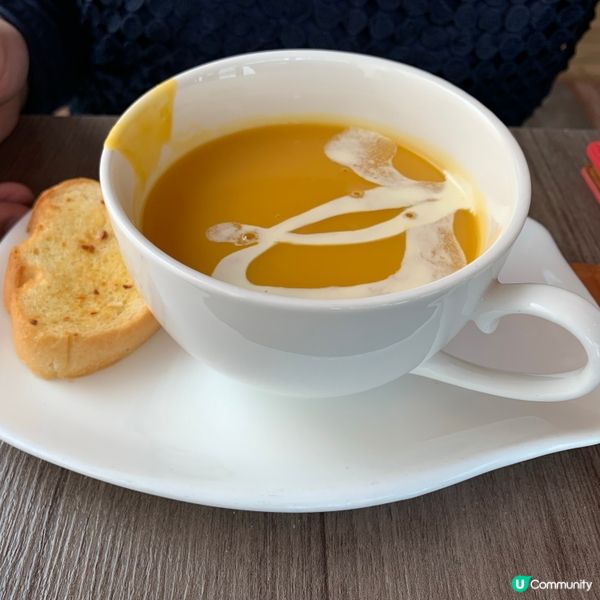 辣肉腸海鮮薄餅🍕！姊妹午餐超滿足😋！