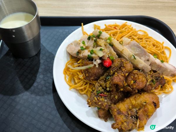 位於深水埗區嘅三多美食，屬於人氣店嘅兩餸飯鋪，非常多選擇！