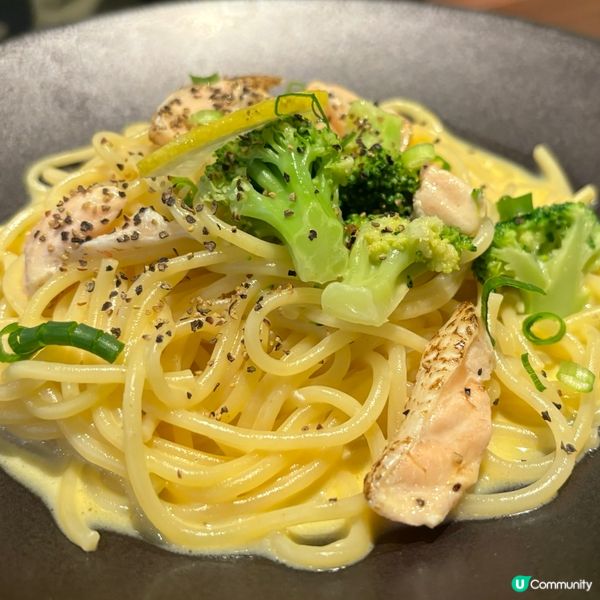 白汁西蘭花意粉,黑色碟襯托出強烈對比,視覺藝術好好