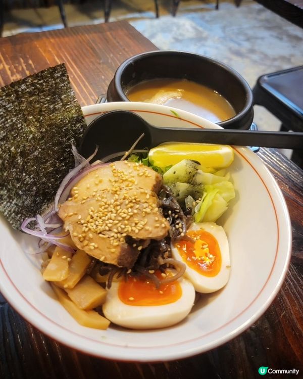 呢間幸屋喺灣仔機利臣街一條小巷入面，裝修有日本風味，主打拉麵...