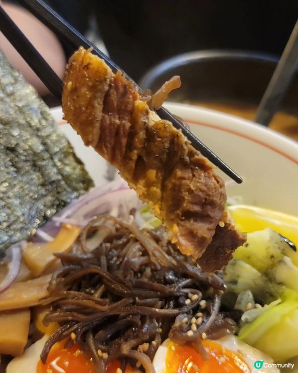 呢間幸屋喺灣仔機利臣街一條小巷入面，裝修有日本風味，主打拉麵...