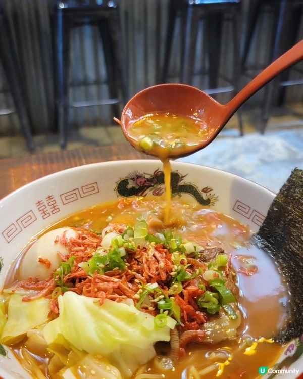 呢間幸屋喺灣仔機利臣街一條小巷入面，裝修有日本風味，主打拉麵...