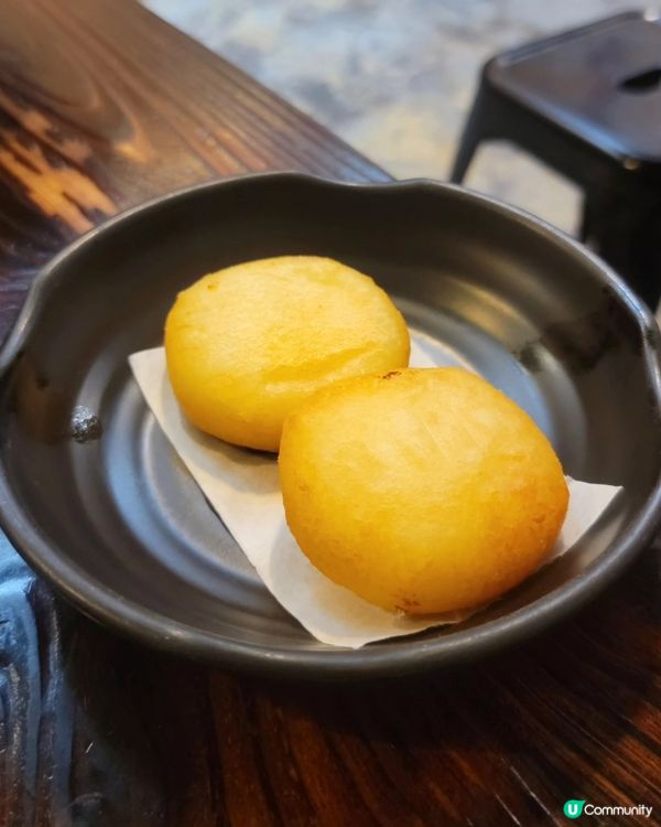 呢間幸屋喺灣仔機利臣街一條小巷入面，裝修有日本風味，主打拉麵...