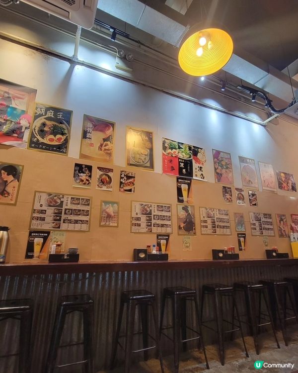 呢間幸屋喺灣仔機利臣街一條小巷入面，裝修有日本風味，主打拉麵...