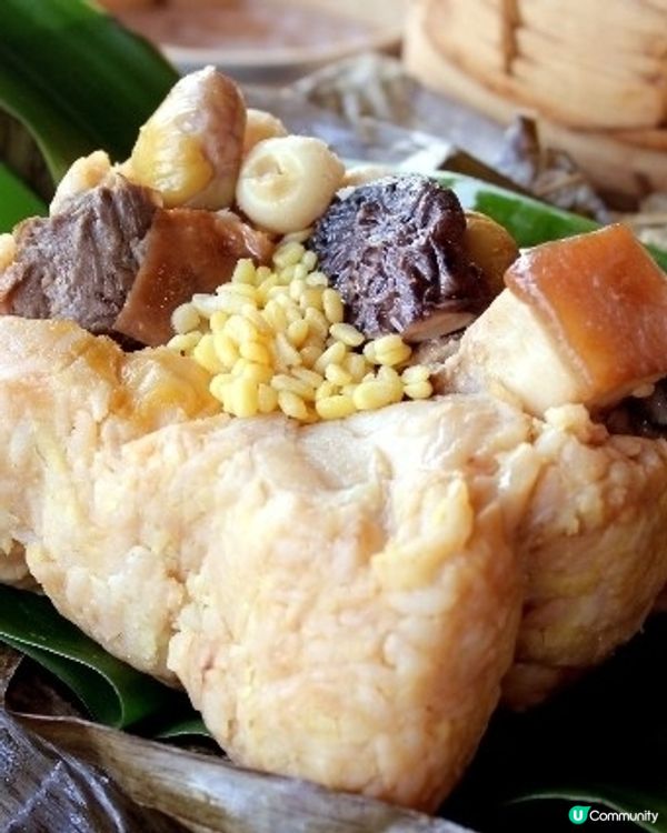 甜鹹雙享的「雙粽」禮盒，內含甜而不膩的「玫瑰豆沙粽」及「烤麩...