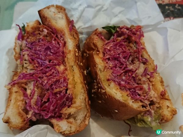 切面超厚！芝士酸椰菜豬肉Burger😋