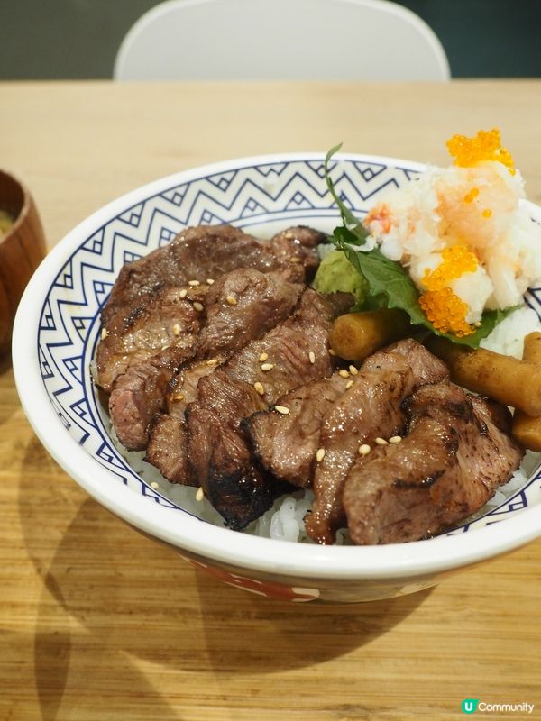 呢間走小清新路線既丼飯小店，提供各式丼飯，如北海道海鮮丼、吞...