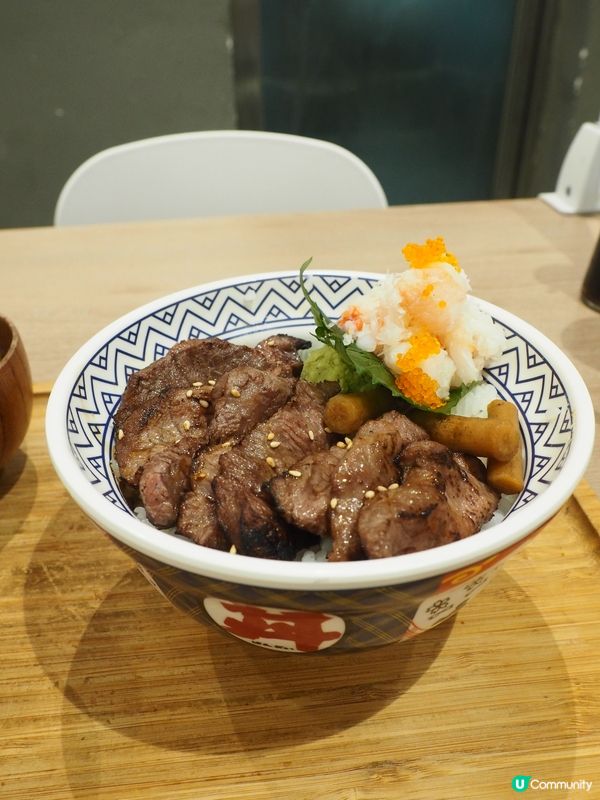 呢間走小清新路線既丼飯小店，提供各式丼飯，如北海道海鮮丼、吞...