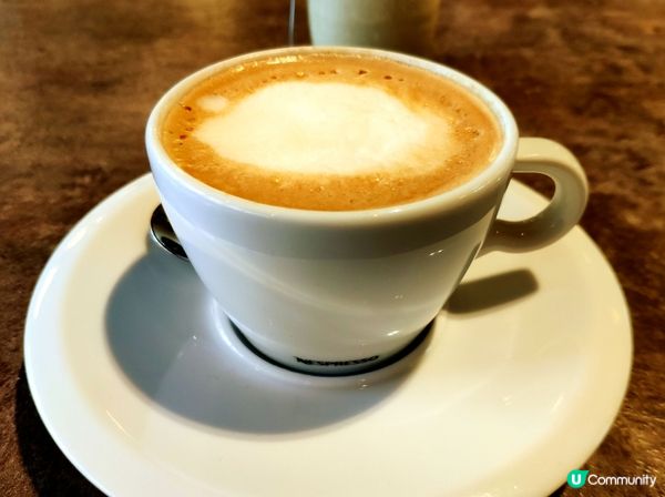 簡單的奶泡配炭燒咖啡, 芳香醇厚, 精神為之一振。