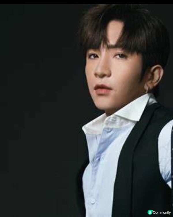 盧瀚霆 - 香港男歌手、跳唱組合MIRROR成員
