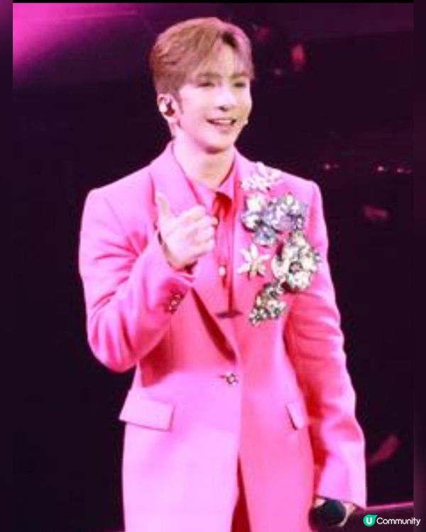 盧瀚霆 - 香港男歌手、跳唱組合MIRROR成員
