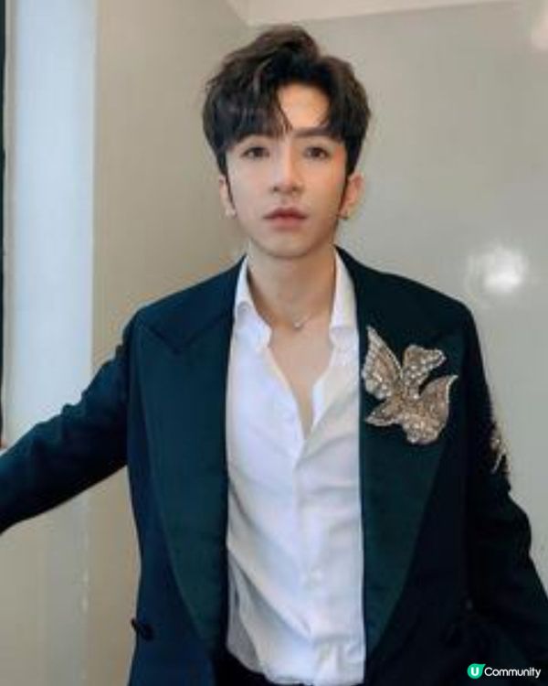 盧瀚霆 - 香港男歌手、跳唱組合MIRROR成員
