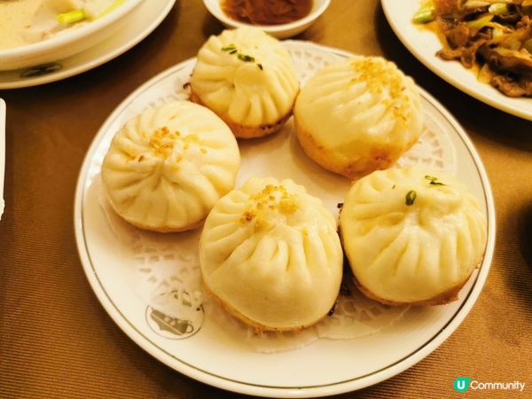 水準極佳的生煎包，皮不厚不薄，煎得剛脆，肉餡汁豐，好好味！