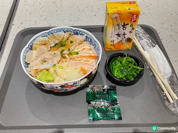 叫咗個火炙魚生丼，跟餐包前菜同紙包飲品，左口魚刺身入口成口油...