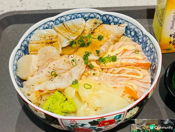 叫咗個火炙魚生丼，跟餐包前菜同紙包飲品，左口魚刺身入口成口油...