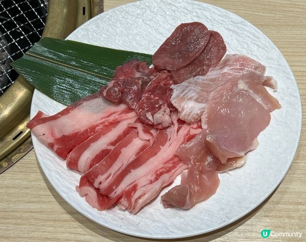 光亮整潔的木系日式燒肉店