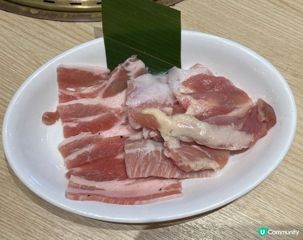 光亮整潔的木系日式燒肉店