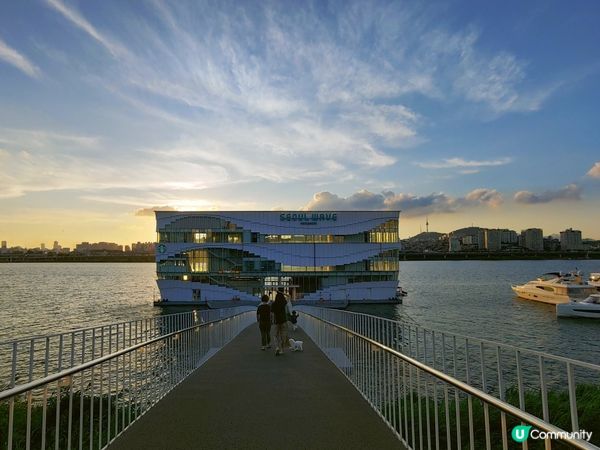 黃昏時在首爾的漢江傍走走