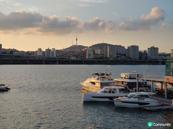 黃昏時在首爾的漢江傍走走