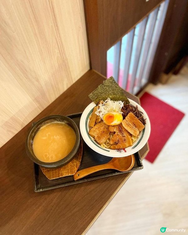 聽講哩間係鼎爺嗰仔開既拉麵，客人可以自由選擇湯底口味，食材和...