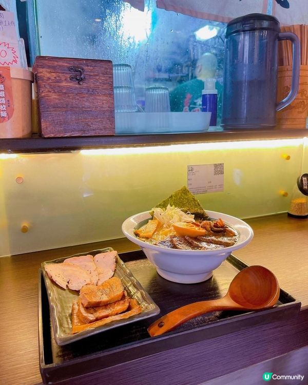 聽講哩間係鼎爺嗰仔開既拉麵，客人可以自由選擇湯底口味，食材和...