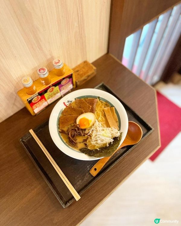 聽講哩間係鼎爺嗰仔開既拉麵，客人可以自由選擇湯底口味，食材和...