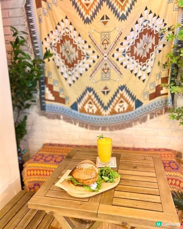 NACASA Café & Bar充滿神秘的中東色彩，兩層高...