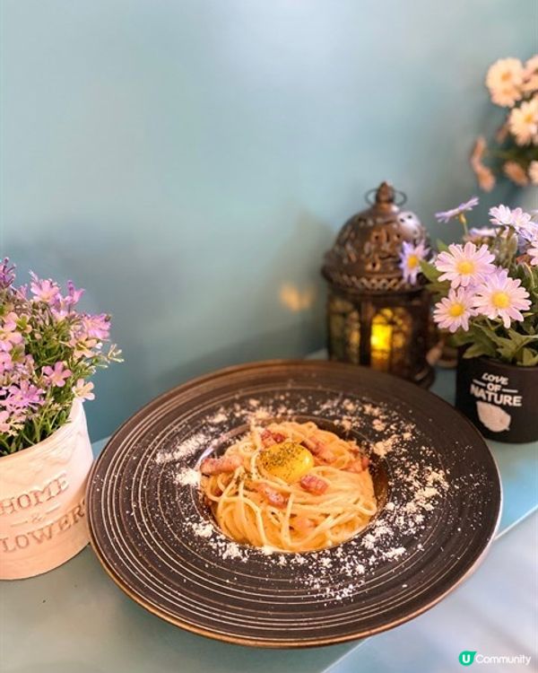 NACASA Café & Bar充滿神秘的中東色彩，兩層高...