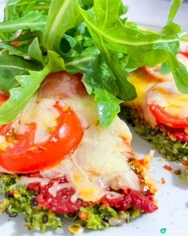 這個Pizza餅底用了藜麥及西蘭花整成，