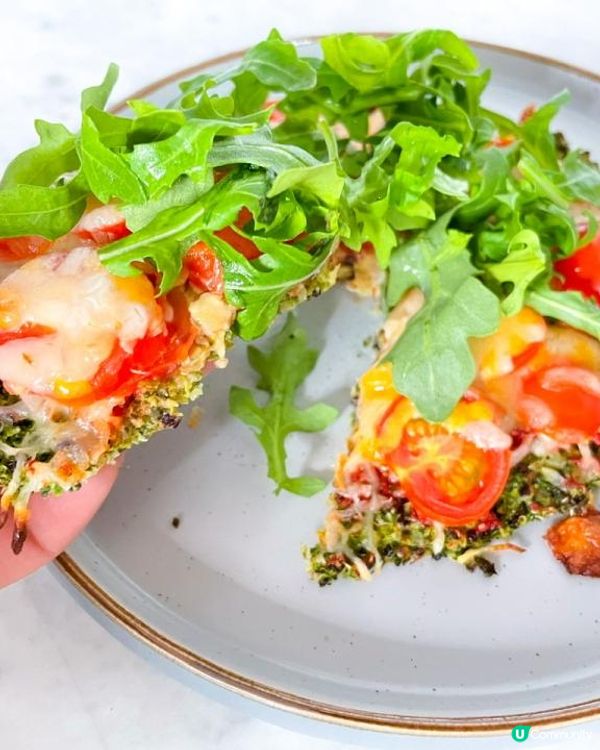 這個Pizza餅底用了藜麥及西蘭花整成，