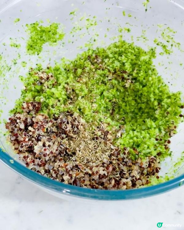 這個Pizza餅底用了藜麥及西蘭花整成，