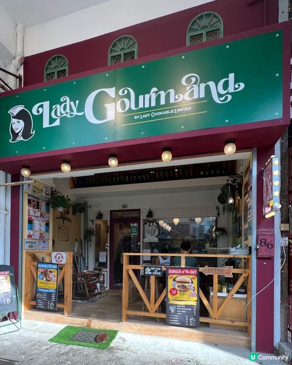 經過大南街來到南昌街，沿途走著遇見一間極具特色的美式快餐店，...