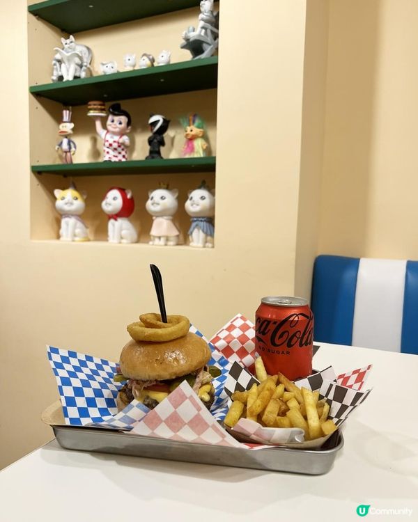 經過大南街來到南昌街，沿途走著遇見一間極具特色的美式快餐店，...