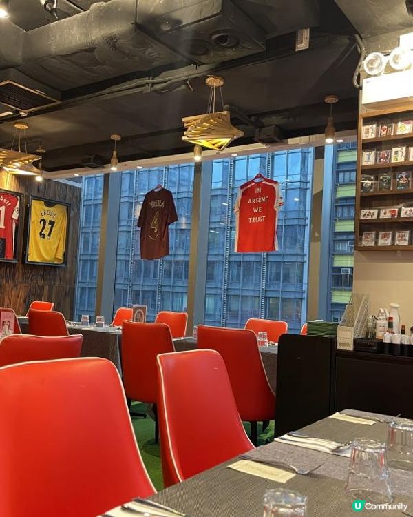 以阿仙奴球隊為主題的餐廳❤️ 一入到去感覺好似入左足球場咁👍...