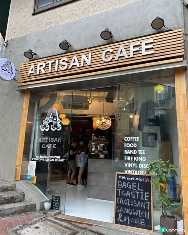 Artisan Cafe位於中環雲咸街的小角落，透明玻璃的店...