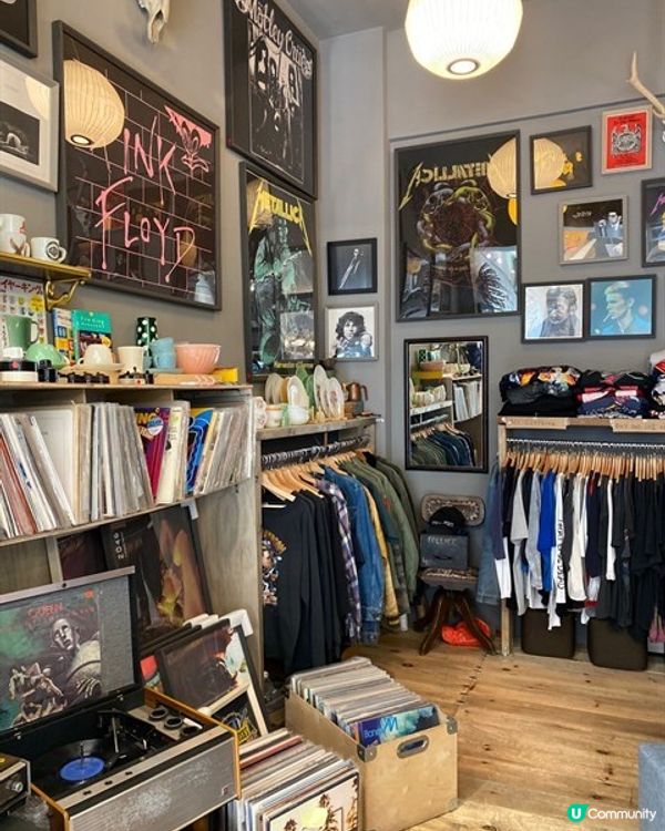 Artisan Cafe位於中環雲咸街的小角落，透明玻璃的店...