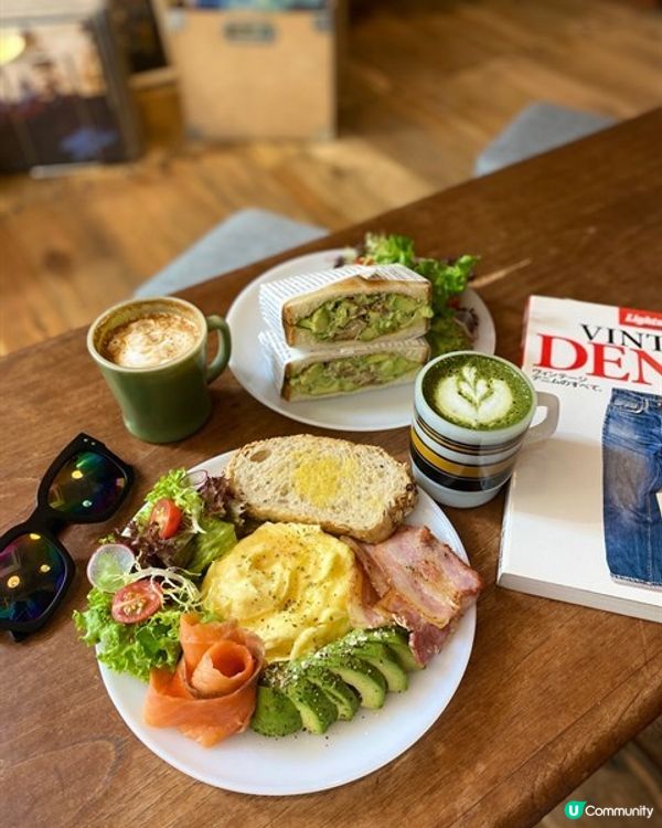 Artisan Cafe位於中環雲咸街的小角落，透明玻璃的店...