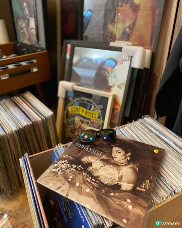 Artisan Cafe位於中環雲咸街的小角落，透明玻璃的店...