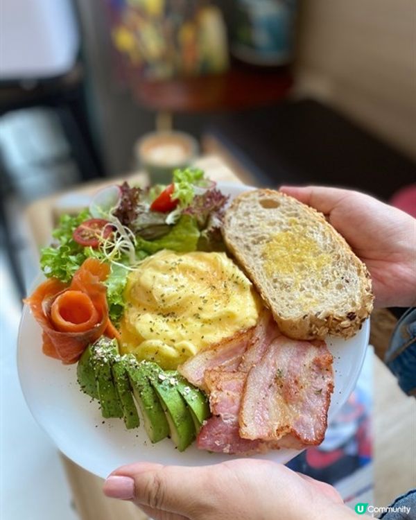 Artisan Cafe位於中環雲咸街的小角落，透明玻璃的店...