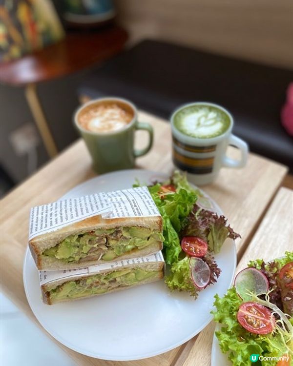 Artisan Cafe位於中環雲咸街的小角落，透明玻璃的店...